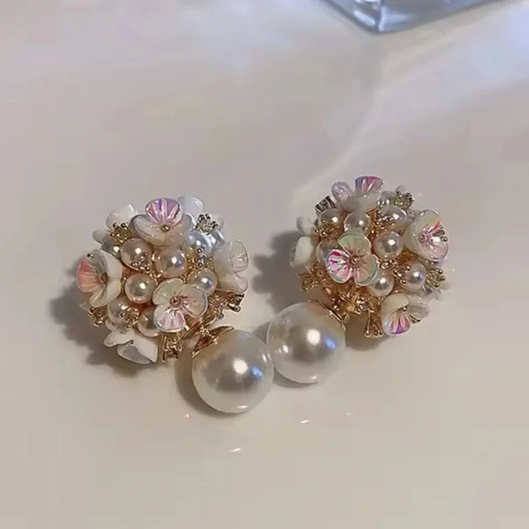 Perla White Shell Flower Stud Earrings - Picture 5 of 13